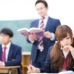 隣の席でよく目が合う中学生男子！脈ありだから？